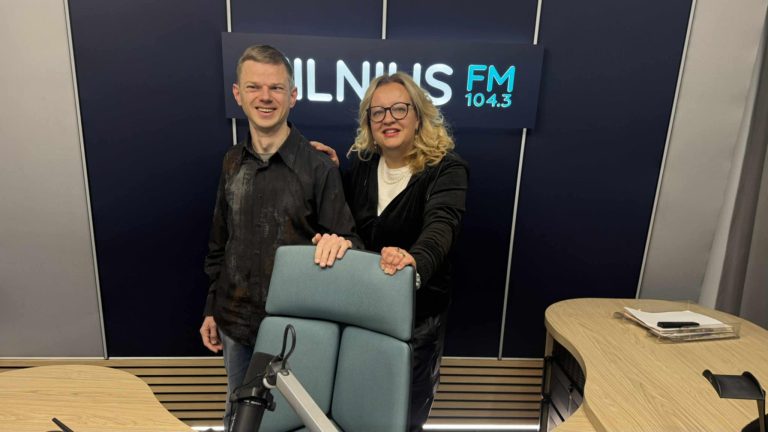 Ištikimas Vilnius fm klausytojas Aurimas Ramonas ir vedėja Kristina Kanišauskaitė-Šaltmerė