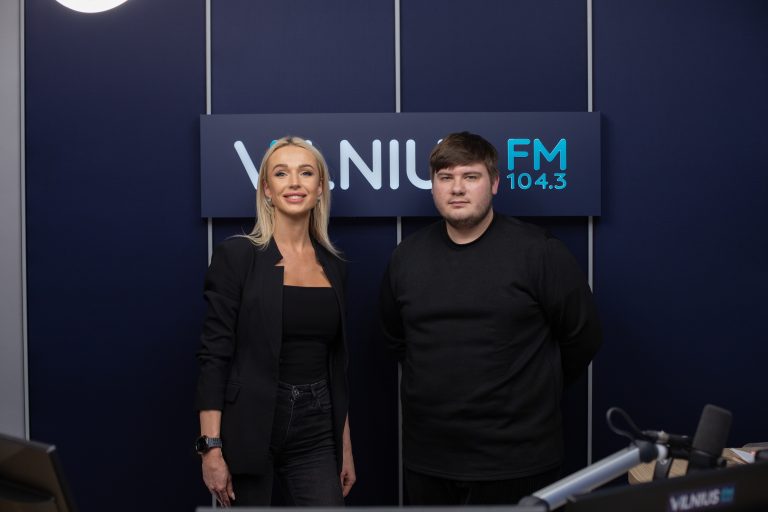 Agnė Turskienė kibernetinio saugumo specialistė. Laidos vedėjas Ignas Smilgevičius.