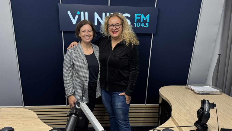 Rita Šukytė - asociacijos Langas į ateitį vadovė. Laidos vedeja - Kristina Kanišauskaitė-Šaltmerė.