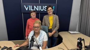 LABAS, VILNIAU! „Senjorų Avilys“ vadovė Kristina Petroševičienė ir įstaigos narė Elvyra Jaskoitienė: kur bitės dūzgia, ten ir širdys plaka