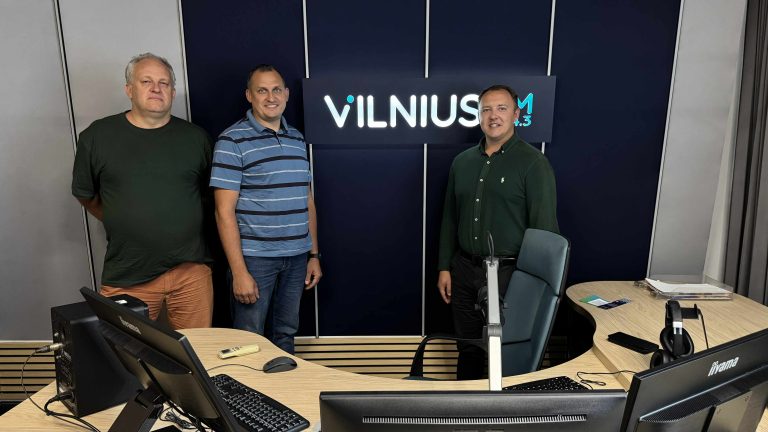 Vilniaus rajono Jaunimo reikalų koordinatorius - Ernestas Stelmach ir Vilniaus rajono savivaldybės Socialinės gerovės skyriaus vyr specialistas - Vladyslov Bortkevič. Laidos vedėjas - Tomas Juknevičius.