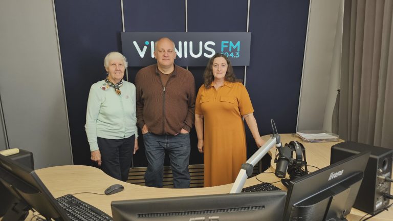 Vievio kultūros centro direktorė Audronė Stepankevičiūtė ir Vievio III amžiaus universiteto rektorė Audronė Davidavičienė. Laidos vedejas - Tomas Juknevičius