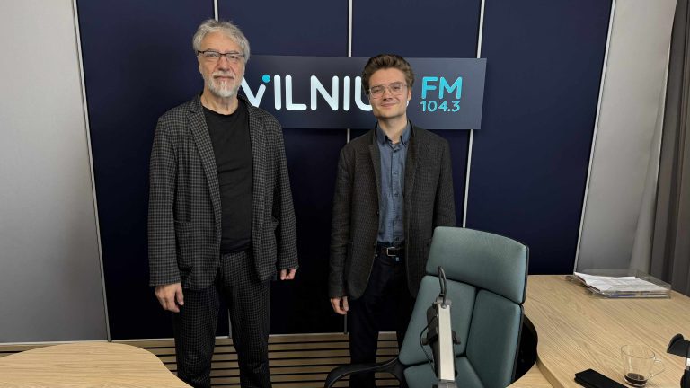 „Genijų šlepetės“ vedėjas Simonas Poška, svečias Petras Geniušas