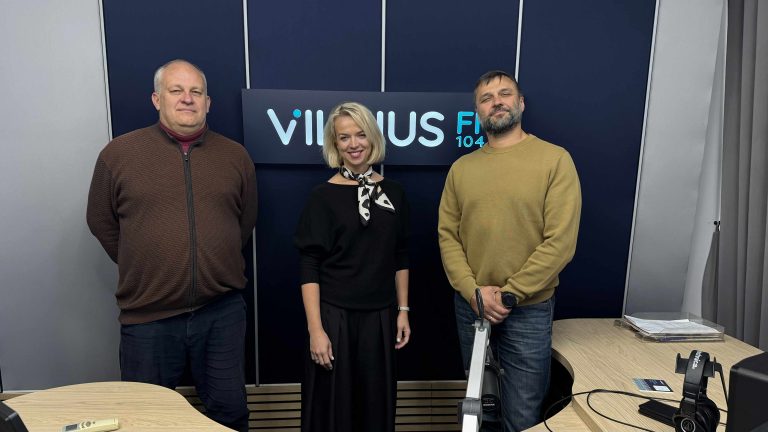 Vilniaus universiteto Alumni dainų ir šokio ansamblio „Jievaras“ direktorius Rimgaudas Markauskas ir ansamblio šokėja Vilija Skaudžiuvienė. Laidos vedėjas Tomas Juknevičius.