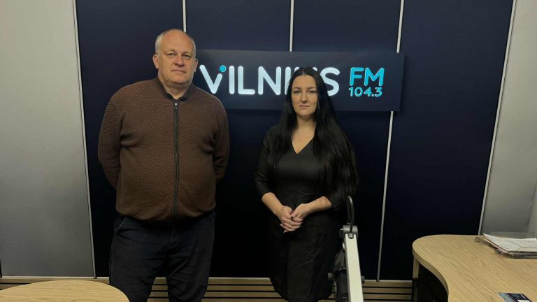 Monika Jurgelevičienė - Vilniaus rajono Stankutiškių bendruomenės vadovė. Laidos vedėjas Tomas Juknevičius