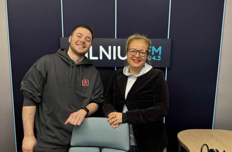 Badmintono centro BC421 treneris ir buvęs Lietuvos jaunių rinktinės narys Rapolas Grigaliūnas. Laidos vedėja Kristina Kanišauskaitė-Šaltmerė.