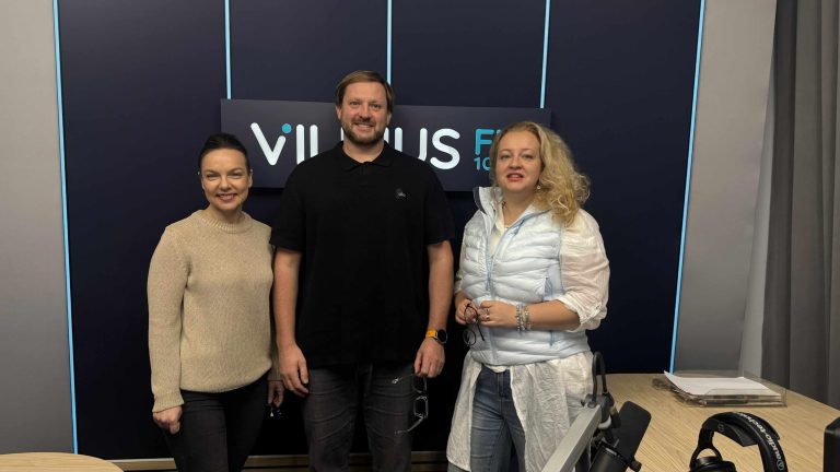 Deividas Jackas, Civinity įkūrėjas, CityShift Hub platformos idėjos autorių ir mecenatas, bei Erika Kuročkina, šios platformos vadovė. Laidos vedėja Kristina Kanišauskaitė-Šaltmerė