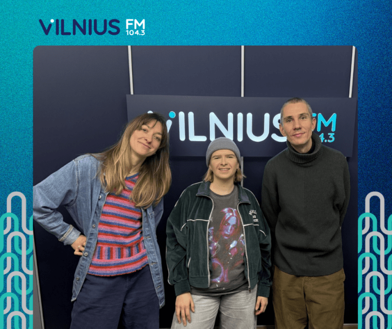 Vedėja Simona Jančaitytė kalbina grupe Superkoloritas