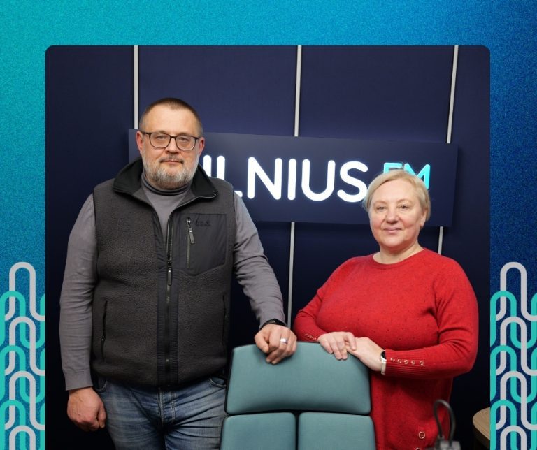 žurnalistas, mokymų organizatorius ir laidos „Vakaro pokalbiai“ vedėjas Jonas Vitkauska. Laidą veda Jūratė Pilibaitienė
