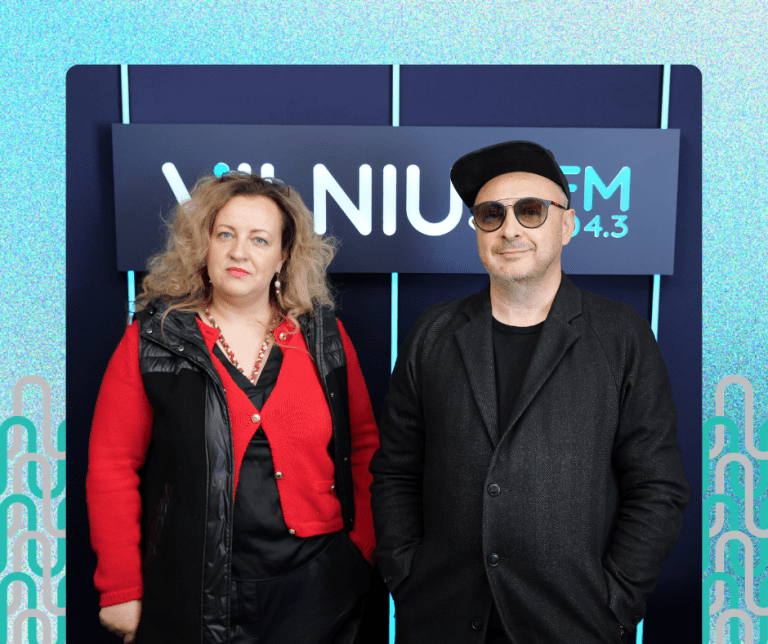 Aistis Mickevičius - aktorius, radijo laidų ir renginių vedėjas, TV projektų dalyvis, kvapų ir vizualinis menininkas, parfumeris, nišinės autorinės parfumerijos prekinio ženklo FUMparFUM kūrėjas., laidoje Gyvenimo papartėliai