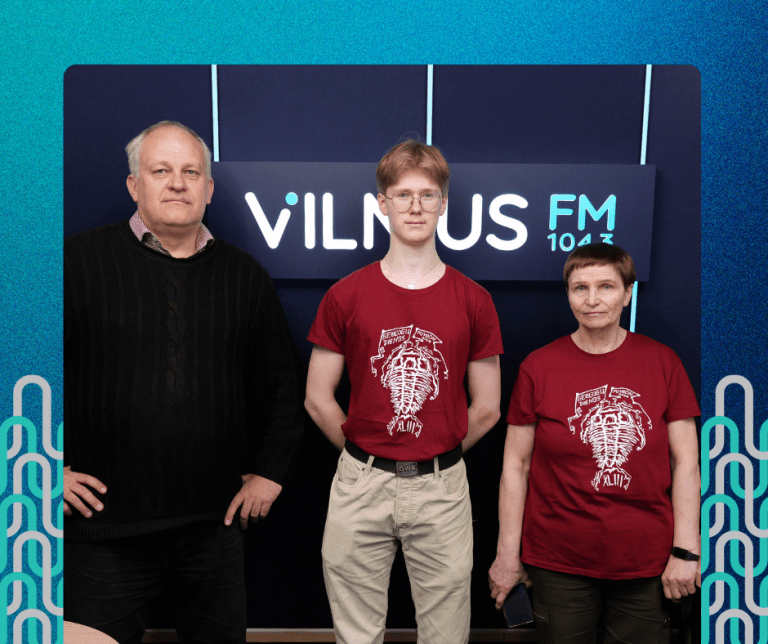 VU I kurso studentas Tadas Kaikaris ir VU Chemijos ir geomokslų fakulteto Geologijos muziejaus geologė dr. Eugenija Rudnickaitė, laidoje Sostinės horizontai